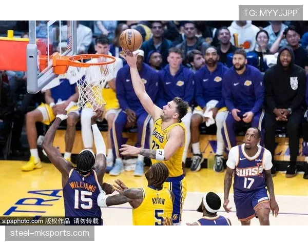 戴维斯关键比赛闪耀全场,助力球队逆转取胜 戴维斯关键比赛闪耀全场,助力球队逆转取胜