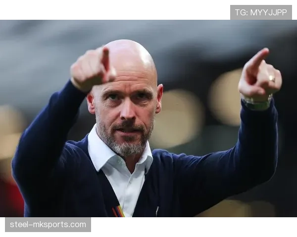 滕哈赫率队迎战新赛季，惊人凝聚力助球队表现亮眼